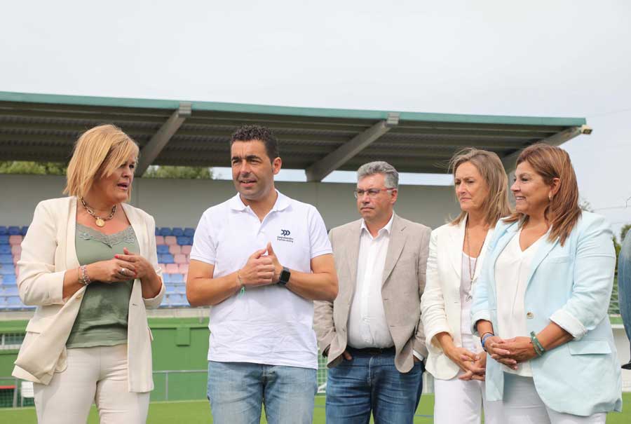 Luis López visita o campo de fútbol de Chapela