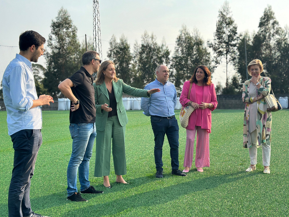 Luisa Sánchez supervisa a actuación de renovación do céspede do Campo de Fútbol de Berdón 