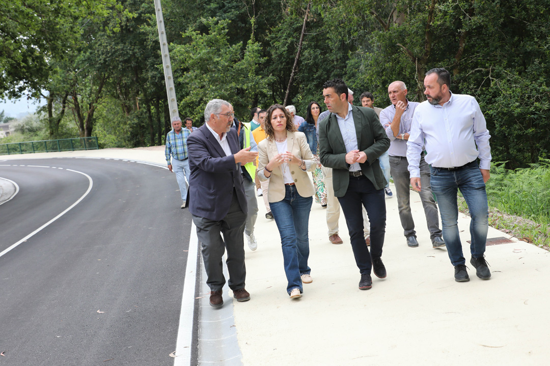 O presidente provincial visitou a estrada EP-0104 co alcalde de Vilaboa
