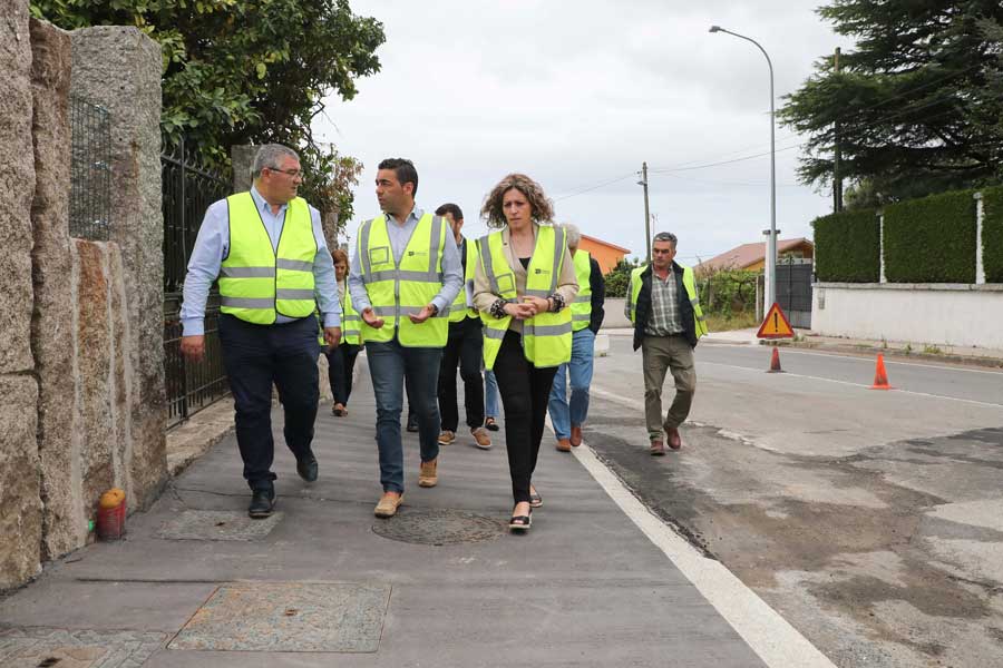 O presidente da Deputación xunto co o alcalde de Ribadumia nunha visita as obras da estrada de Barrantes