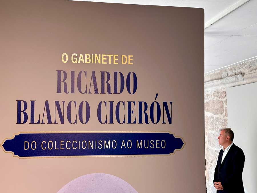 Rafa Domínguez percorrendo a exposición de balnco Cicerón 