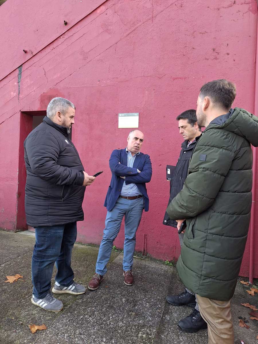 Javier Tourís visita o campo de fútbol da Lomba