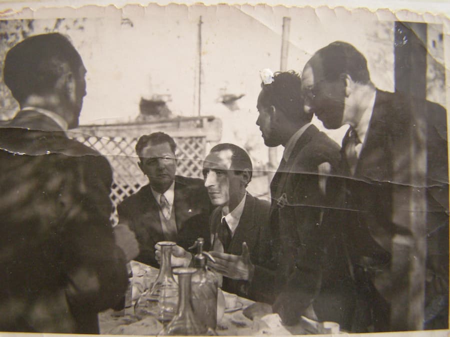 No centro Xosé Velo nunha xuntanza no Lar Gallego en 1946. De costas Mariano Otero Castelao