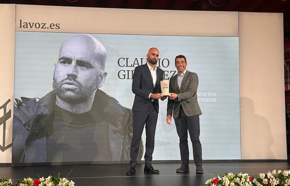 Luis López entrega a Claudio Giráldez premio Invictus