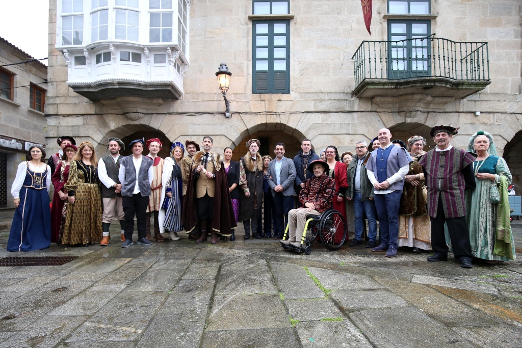 alcalde de Baiona, Jesús Vázquez Almuíña, e a deputada de Turismo, Nava Castro e o presidente Luis López 