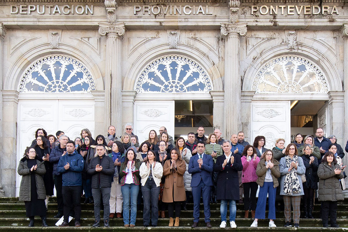 Minuto de silencio en sinal de respecto e  recoñecemento aos dous gardas civís falecidos en acto de servizo