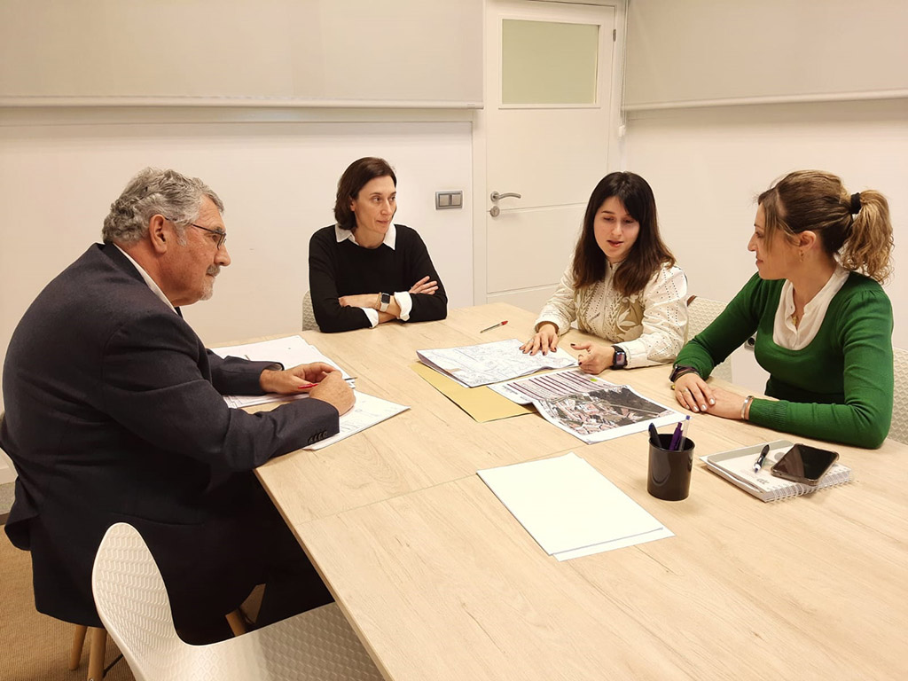 Isabel Couselo, nunha xuntanza con membros do Goberno e persoal técnico do Concello de Ponteareas