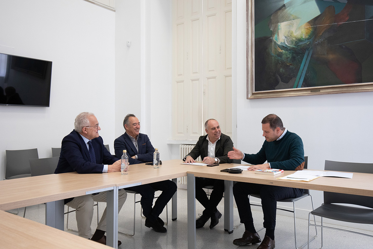 Os deputados Jorge Cubela e Javier Tourís reuníronse co presidente da Asociación de Amigos de Valle-Inclán, José María Paz Gago