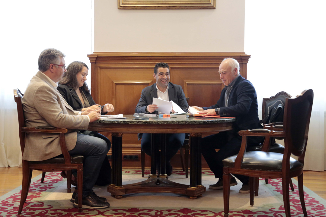 Luis López reúnese co alcalde de Catoira, Xoán Castaño