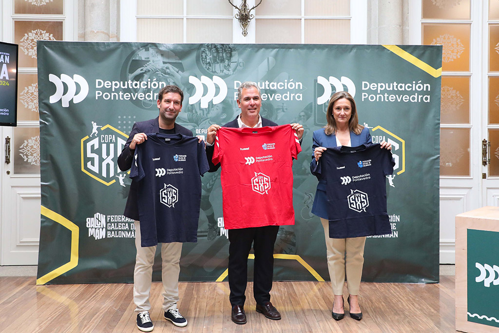 O vicepresidente da Deputación de Pontevedra, Rafa Domínguez, xunto coa vicepresidenta e deputada de Deportes, Luisa Sánchez e o presidente da Federación, Bruno López