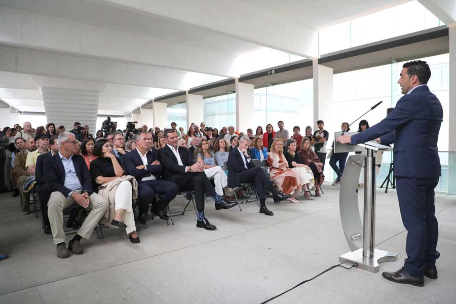 Luis López na inauguración da Era das fábulas