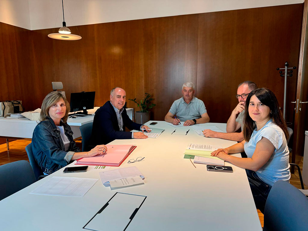 Javier Tourís, e a alcaldesa de Ponteareas e tamén deputada provincial, Nava Castro